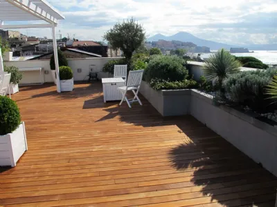 Una pavimentazione realizzata con il decking in Teak massello di Delbasso Parquet, collezione Outdoor