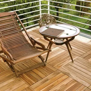Tappeto in legno di teak Listoplate di Onek con agganci speciali per una posa agevole (modulo da 55x55 cm circa)