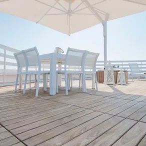 Pavimento in termo frassino Decking di Garbelotto disponibile in listoni e tavole precomposte a quadro