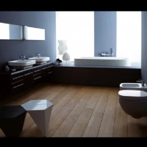 bagno con parquet in legno naturale, doppio sgabelli dalle linee geometriche nero e bianco, mobili neri con lavabi e vasca incassati bianchi, pareti nere