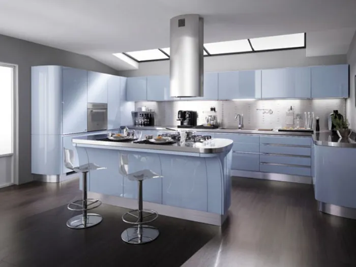 cucina con isola centrale nella tinta azzurro con dettagli in acciaio, due sgabelli e cappa sempre in acciaio