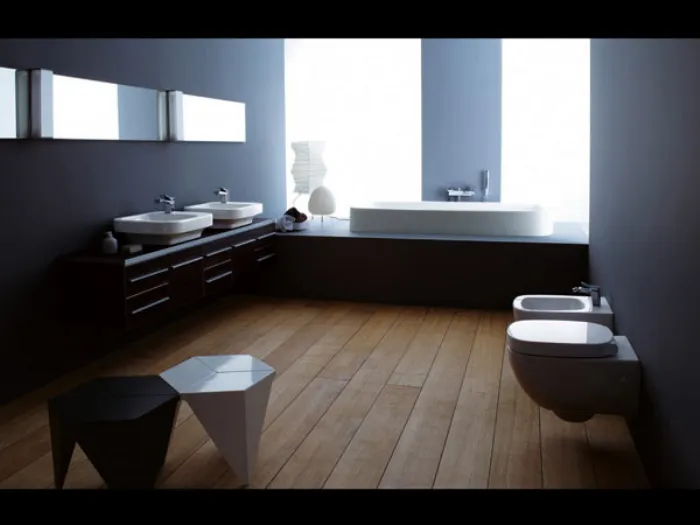 bagno con parquet in legno naturale, doppio sgabelli dalle linee geometriche nero e bianco, mobili neri con lavabi e vasca incassati bianchi, pareti nere