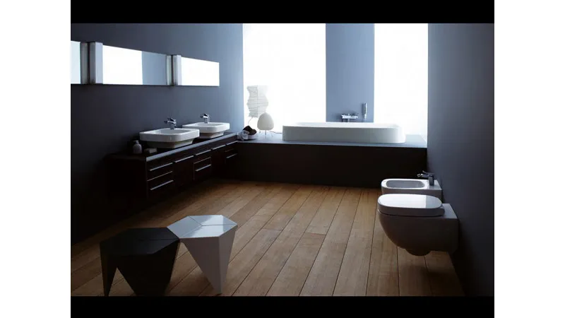 bagno con parquet in legno naturale, doppio sgabelli dalle linee geometriche nero e bianco, mobili neri con lavabi e vasca incassati bianchi, pareti nere