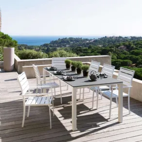 Un tavolo da pranzo per esterno di Maisons du Monde