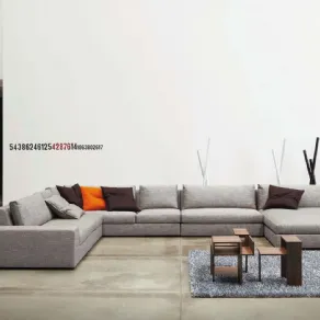 divano moderno con cuscini colorati