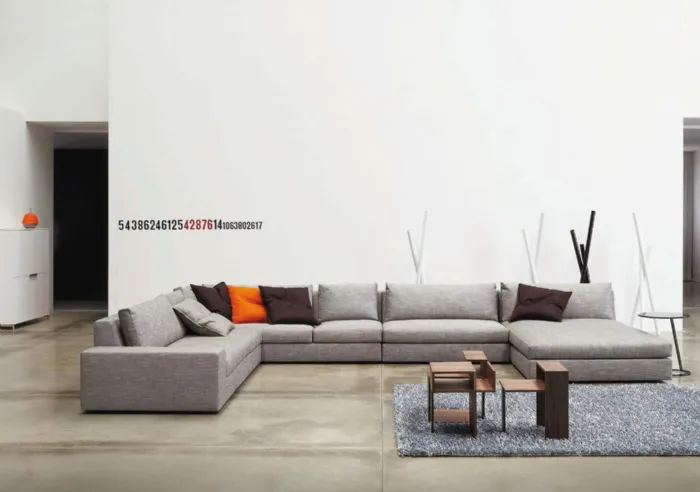 divano moderno con cuscini colorati