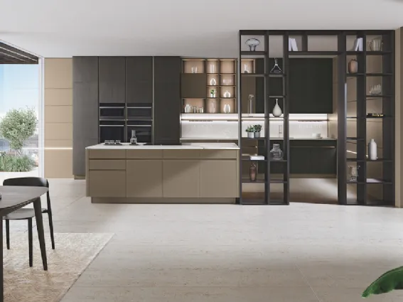 Isola in Vetro Cappuccino Liscio e Cannettato, Basi Colonne e Pensili in Frassino Scuro