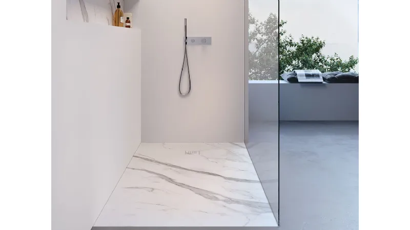 Blade è l’elegante piatto doccia in Gres finitura Calacatta oro venato