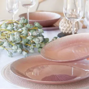 La tavola di Natale si tinge di rosa, come in questo servizio di piatti Linea Sissi di Andrea Fontebasso