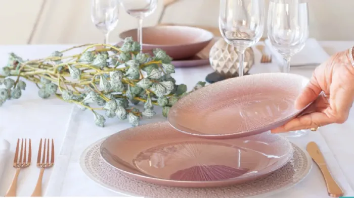 La tavola di Natale si tinge di rosa, come in questo servizio di piatti Linea Sissi di Andrea Fontebasso