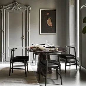 Tavolo in marmo Owen e sedia in legno Emilia di Meridiani
