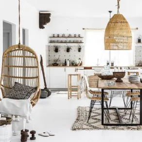 Un po' scandinavo, un po' bohémien, è questo il trend per arredare gli interni