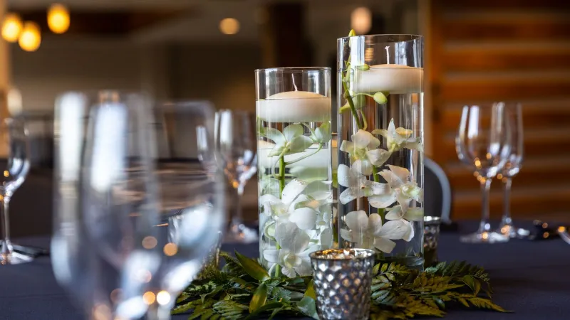 Centrotavola con fiori e candele