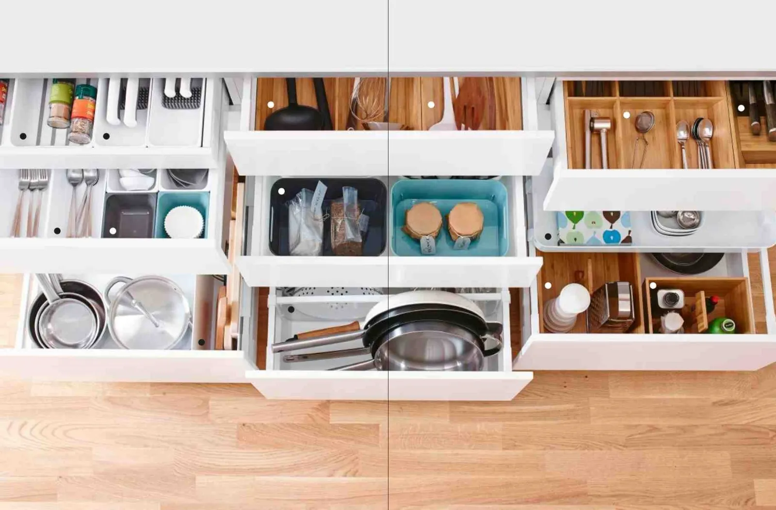 Organizer per cassetti che ottimizzano gli spazi nelle cucine