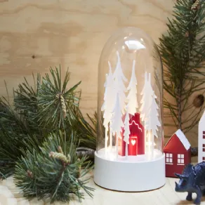 Stråla è la casetta nel bosco a led che si pone su un piano