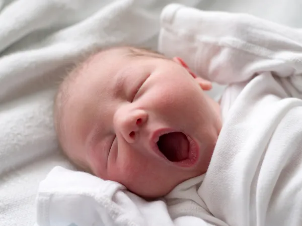 Neonato che sbadiglia
