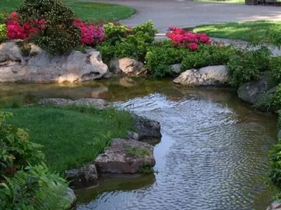 Lago artificiale con area relax con tavolo e sedie