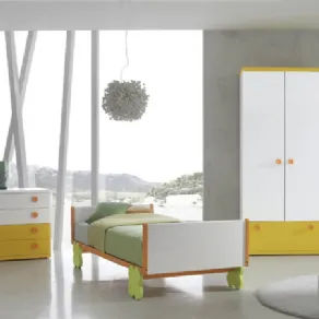 letto in camera bambino nei colori giallo, bianco e verde erba, parete finestrata e armadio a doppia anta bianco e giallo
