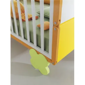 dettaglio gamba del lettino a quadrifoglio verde, struttura in legno arancio, bianco e giallo