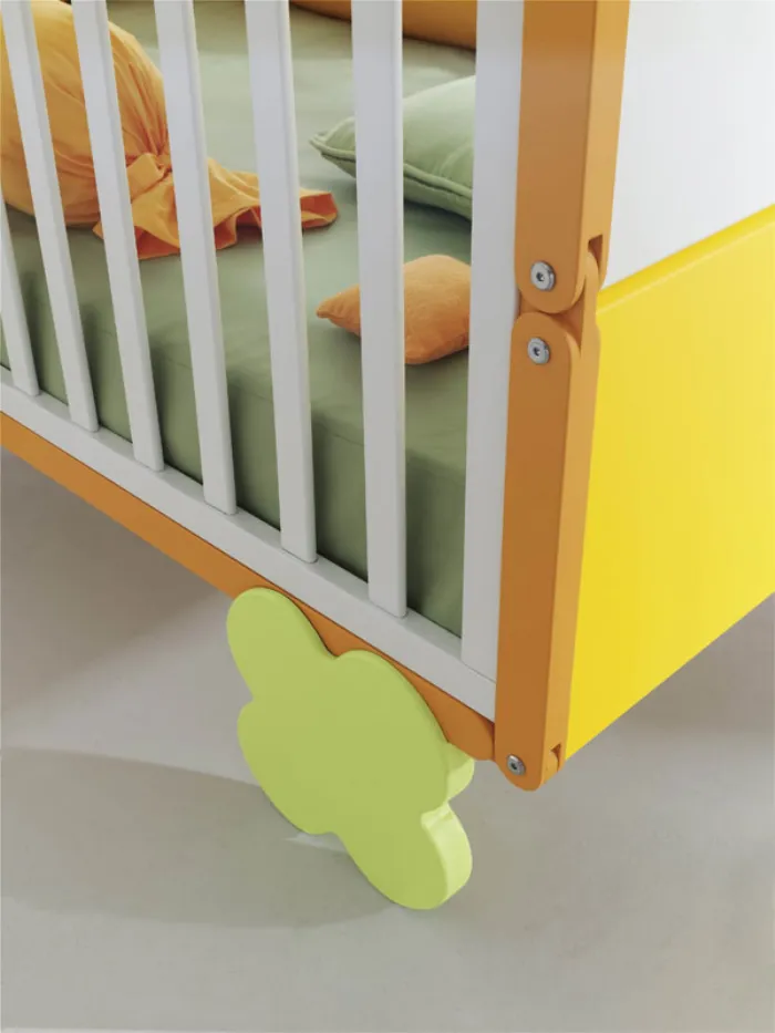 dettaglio gamba del lettino a quadrifoglio verde, struttura in legno arancio, bianco e giallo