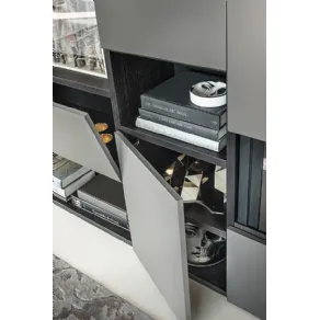 Lema, dettaglio del sistema giorno Selecta con ante battenti laccate grigio e struttura in rovere Carbone