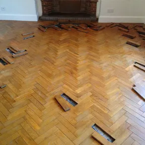 Le fasi del restauro di un vecchio parquet