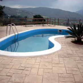 Pavimento stampato in piscina
