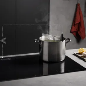 Il piano di cottura a induzione SensePro di AEG, con temosonda wireless, modello IAE84883FB
