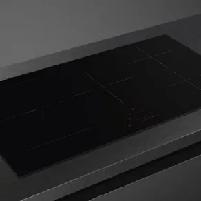 Piano a induzione di Smeg, modello SIM4954D, dotato di 5 zone cottura