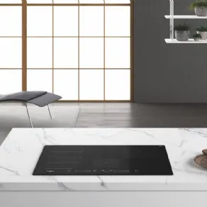 Piano a induzione 6° Senso di Whirlpool, con controllo automatico della potenza per mantenere in caldo, fondere, sobbollire o bollire.
