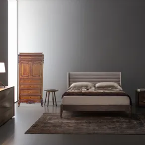 Camera da letto moderna con settimino antico