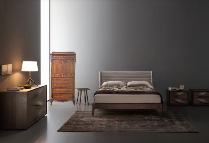 Camera da letto moderna con settimino antico