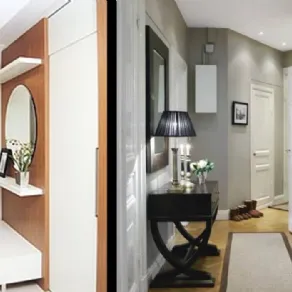 Lampade da tavolo e piccoli punti luce sul soffitto