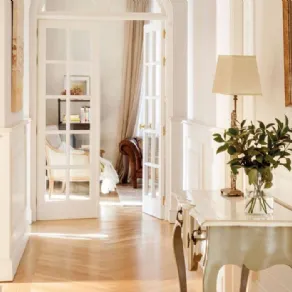 Una semplice ed elegante lampada da tavolo