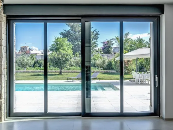 La luce conquista la casa con le grandi vetrate di Oknoplast