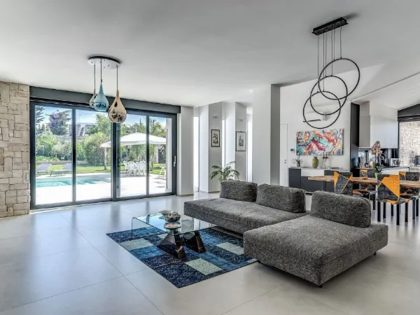 Un generoso living dove la luce e l'eleganza sono protagonisti