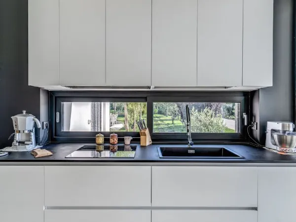 La zona cucina offre una vista sul paesaggio esterno.