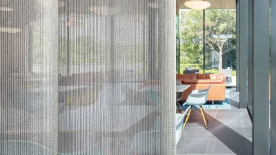 Tenda realizzata con uno dei tessuti fonoassorbenti prodotti da Vescom