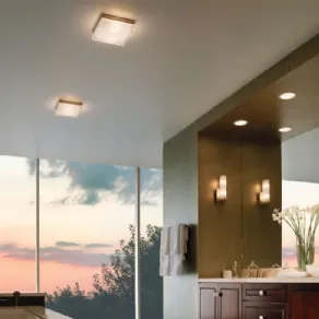 I faretti da incasso illuminano lo specchio da bagno