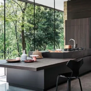 Cucina con isola Maxima 2.2 laccato seta Titanio, essenza Rovere Termocotto di Cesar
