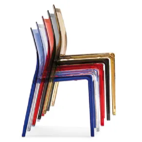 pila di sei sedie in policarbonato trasparente di diversi colori
