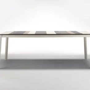 veduta laterale di tavolo bianco con piano a righe 