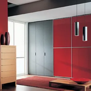 Armadio di colore rosso e grigio