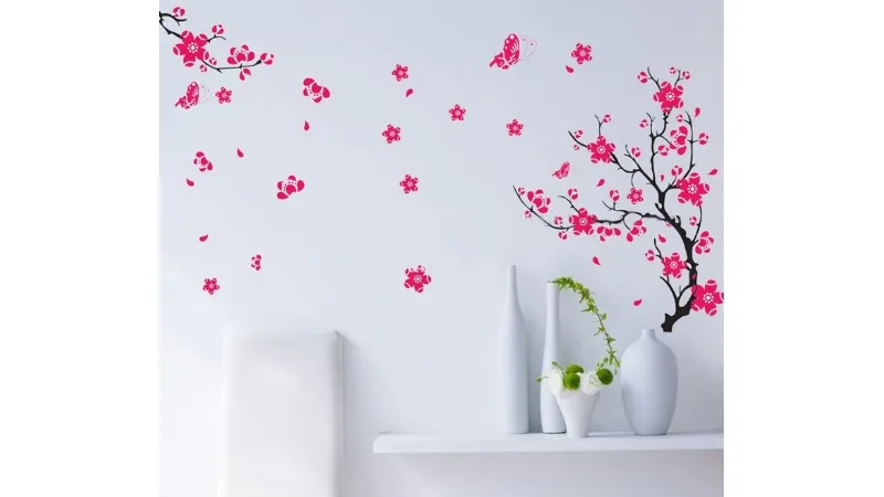 Parete decorata con sticker
