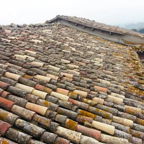 Un vecchio tetto da ristrutturare