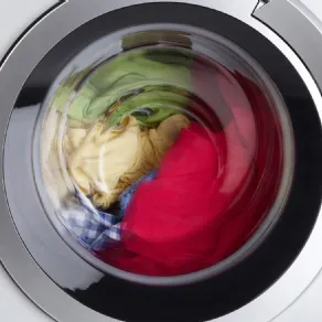 La cura di abiti e biancheria nel lavaggio in lavatrice