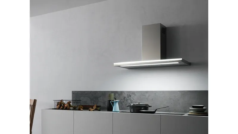 Ha un design essenziale e moderno Lumen, la cappa a parete Falmec dalla doppia illuminazione a neon