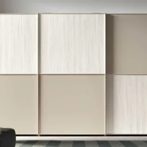 Tipologia di anta scorrevole con finitura laccata duo color, di Clever