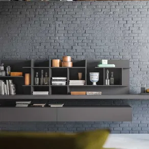 Equilibrio asimmetrico, finitura opaca e colori compatti e neutri per la libreria sospesa Alf DaFre della linea Day Collection