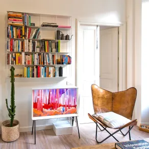 Kriptonite propone con appena 15 cm di spessore la leggera e modulare libreria sospesa in alluminio Krossing